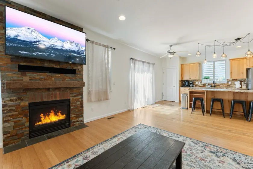 Spacious & CLEAN 5-Bedroom Retreat| Fresh Interior Paint | Family Friendly - Image 1