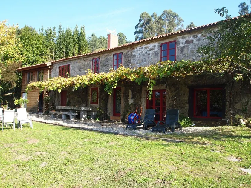 Belle maison en pierre dans un cadre paisible et rural - Image 1