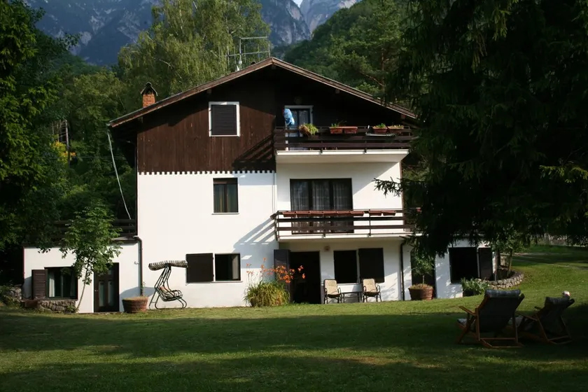 House with large garden surrounded by greenery - Image 1