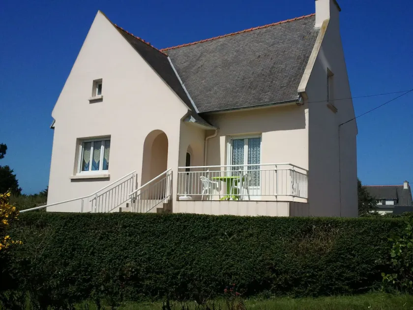 Casa a 800m das praias de Beg Leguer, com jardim fechado com árvores - Image 1