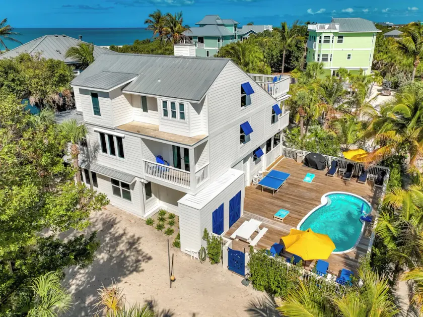 BLUE MANGO: Tropical Seclusion Steps from the Beach - Image 1