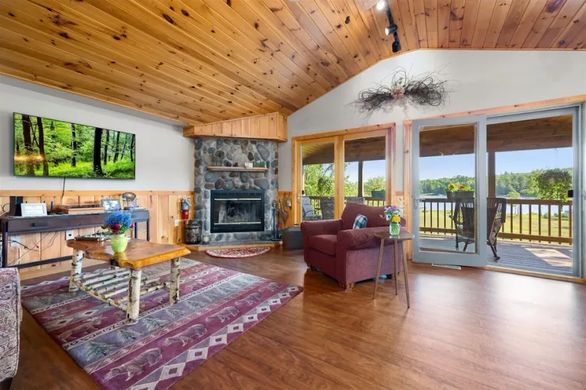 Relax By the Lake! - Shorter May/June Stays Available - Image 1