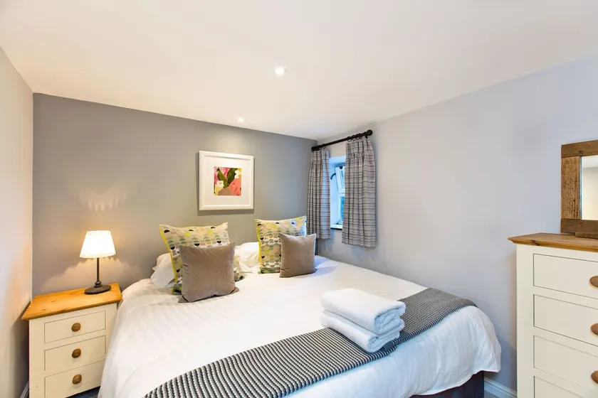 Traditional stone cottage in Hurdlow, sleeps up to 8 guests in 4 bedrooms. - Image 1