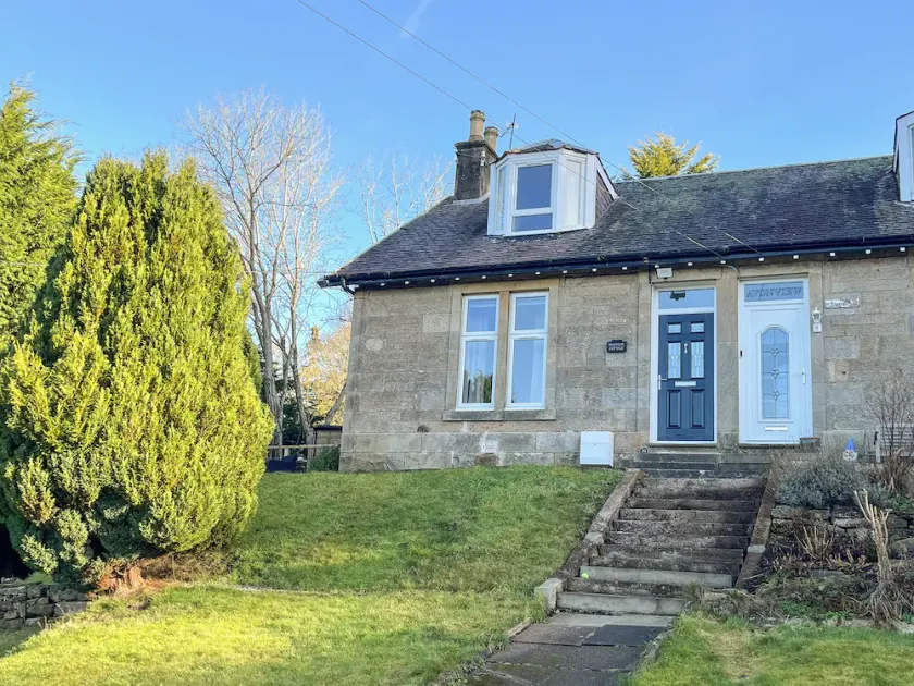 3 bedroom accommodation in Larkhall - Image 1
