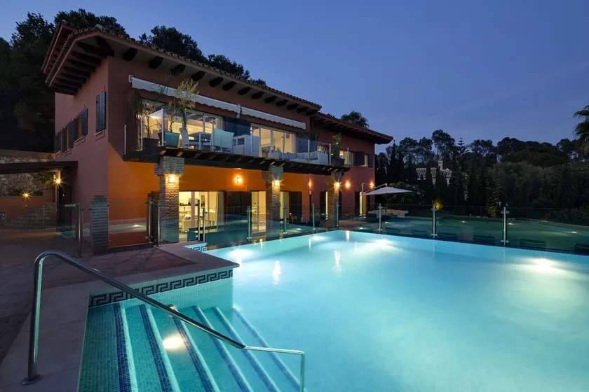 Luxury Family Villa 20 mètres de la plage, une vue imprenable et salon extérieur. - Image 1