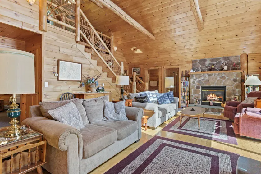 NYTT LISTNING! Lakefront stuga med vackert loft, spelrum, utsikt, privat brygga - Image 1