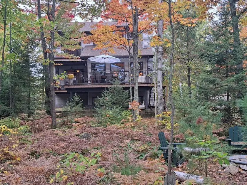 5 bedroom property on Moose Lake, Level Frontage - Image 1
