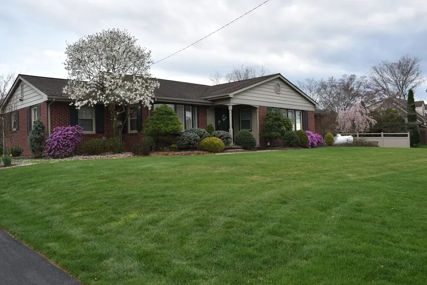 House with backyard and patio! Beautiful Rural Farmland Within Minutes - Image 1