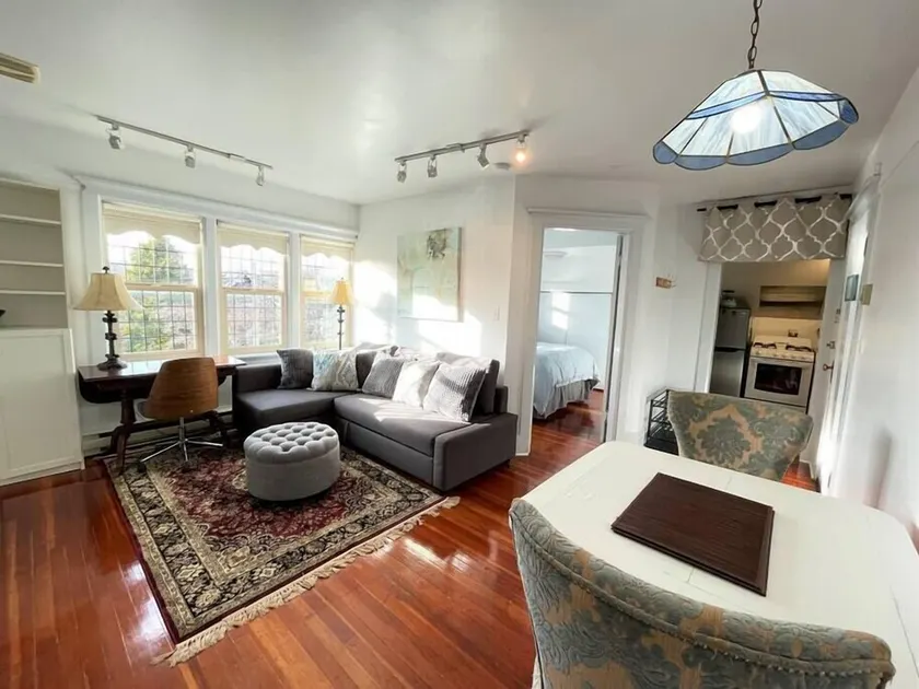 Charming Suite in Heritage Manor, Free Parking - Image 1