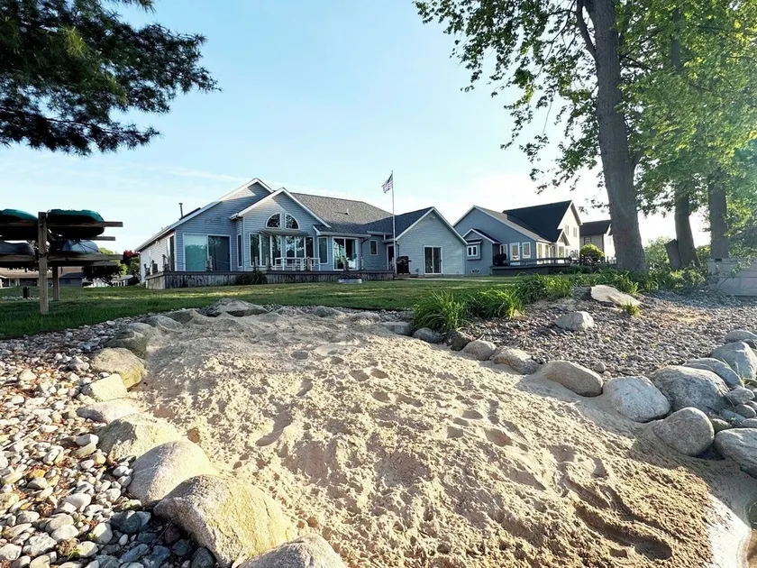 Gun lake 4 Bed 2.5 Bath Home w/2 car garage, kayaks, paddleboards, free Wi-Fi - Image 1