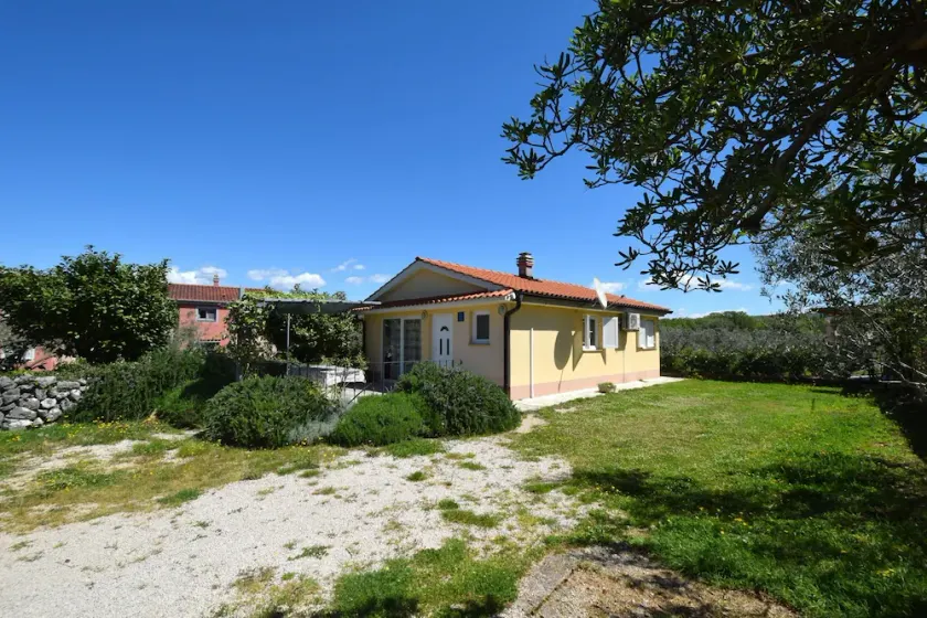 Apartamento para dos personas con una terraza Turčić, Krk (A-19385-a) - Image 1
