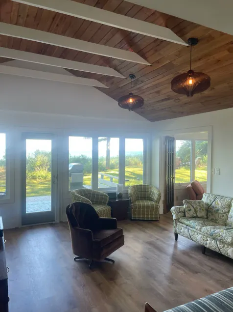 Bright and Cheerful Lake Front Beach Cottage - Image 1