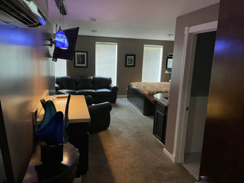 ROOM 2 King Guestroom - Image 1