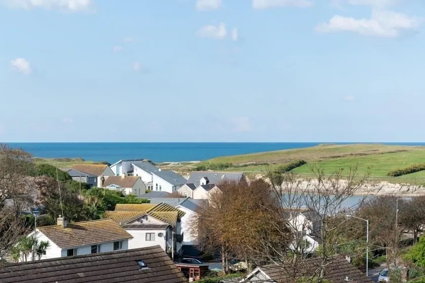 6 The Strand sleeps 8 guests, footsteps from Porth beach - Image 1