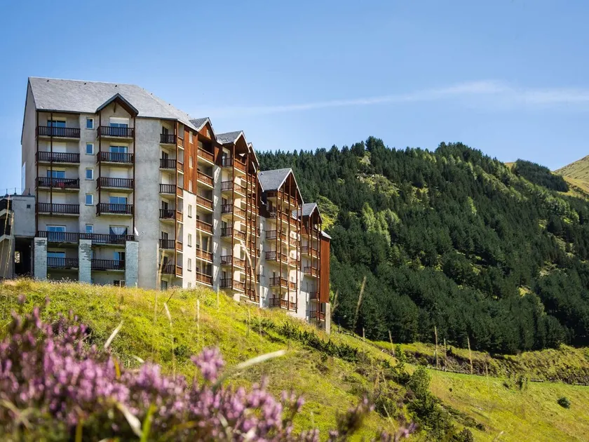 Charming Ski-in/Ski-out Apt with Balcony, Sleeps 6, Access to Spassio Spa, Close to Amenities - Image 1
