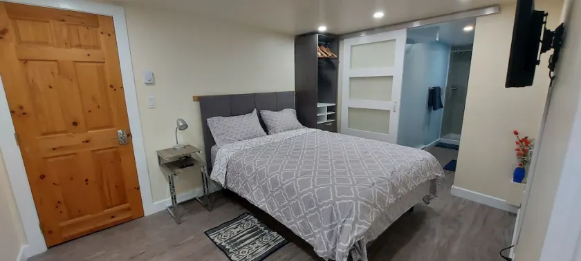 Cozy bedroom - Image 1
