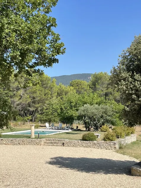 South Luberon cottage with stunning country views, private pool and parking - Image 1