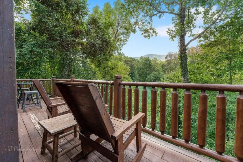Paw Prints Secluded Mountain View Cabin with Hot Tub and Pool Table - Image 1