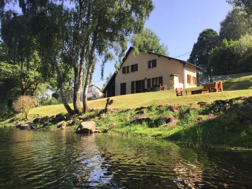 Maison Lac de Pareloup, \"FØtterne i vandet\" - Image 1