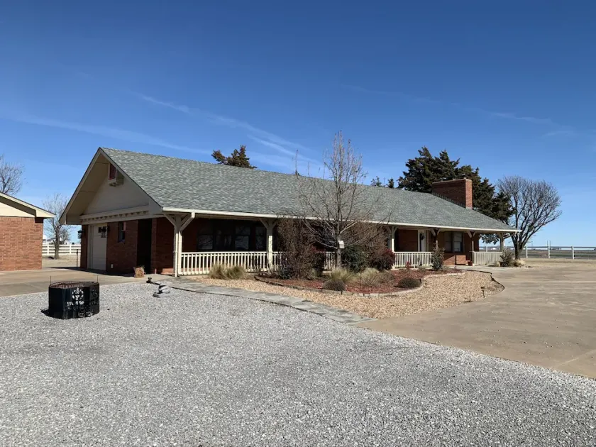 Relaxing, open space farm stay with cattle, downstairs den, fireplace, pooltable - Image 1