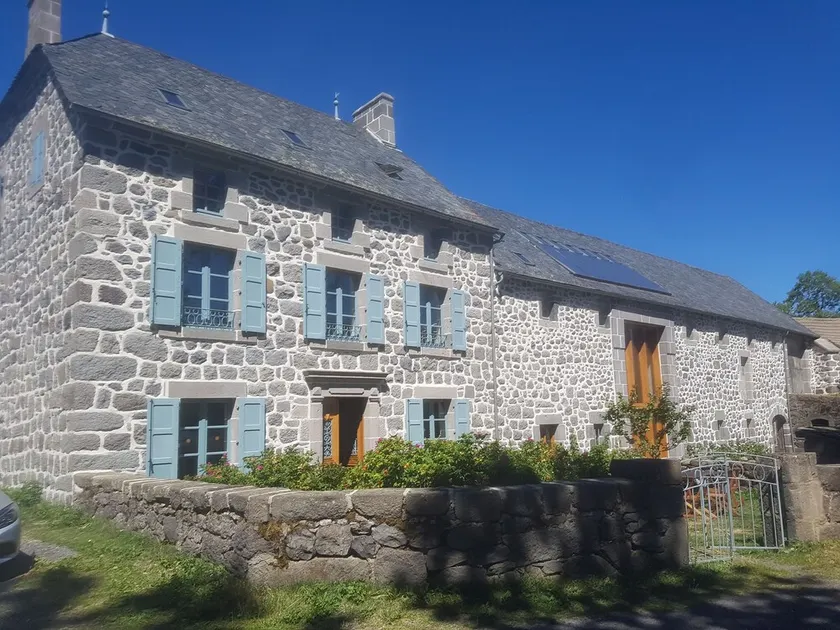 Ferme auvergnate restaurée, grande salle de jeux - Image 1