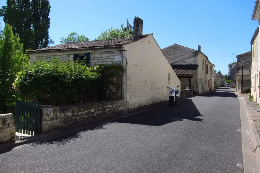 Gîte de caractère dans une rue historique de Saint-Savinien - Image 1