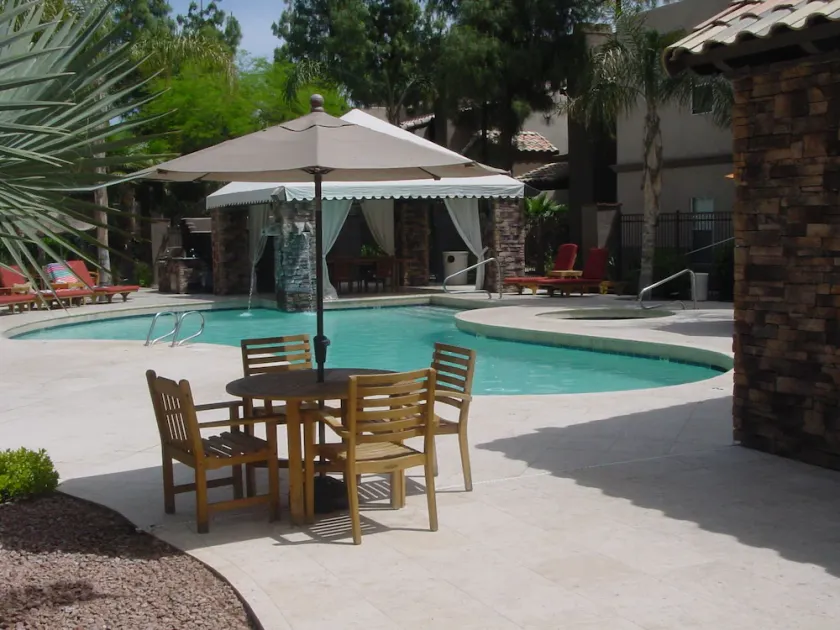 Condo de luxe donnant sur son luxuriant Verts et un palmier Dans Ensoleillé Scottsdale - Image 1