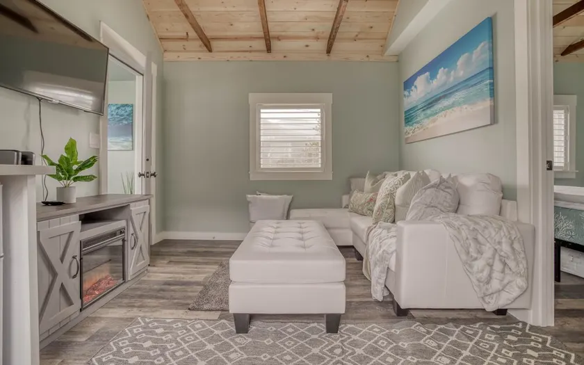 Beautifully Updated King Bedroom Cottage with Fireplace is 68 Steps from Beach! - Image 1