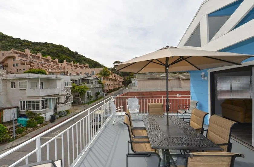 To Story Family Home m / Large Deck, WIFI, tæt på stranden, Mtn Views - Image 1