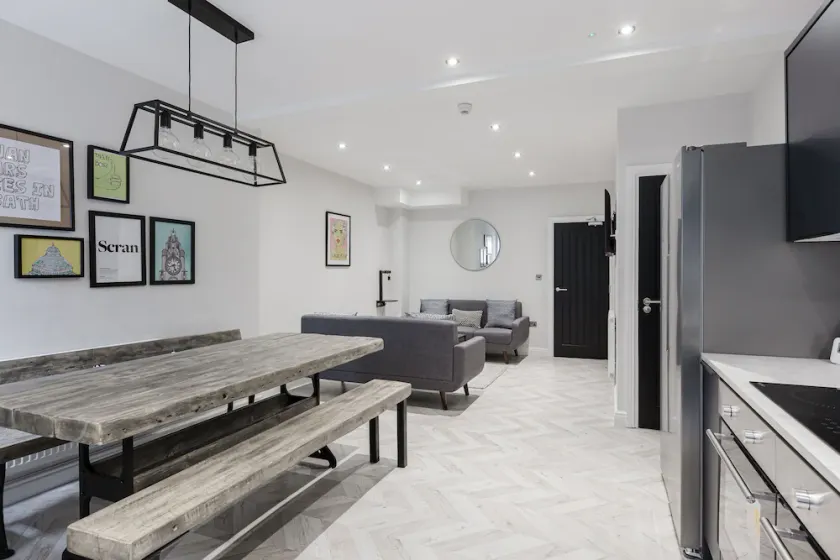 Modern Central Liverpool Home - Sleeps 12 with Free Parking - Image 1