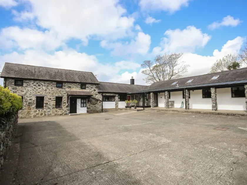 Bryn Eira Stables, LLANFAIRPWLLGWYNGYLL - Image 1