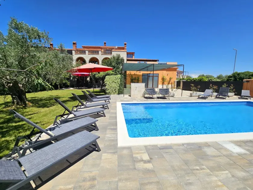 Spacious property with pool 50m2, groups,4 km- beach, sea view, 24 sleeps places - Image 1