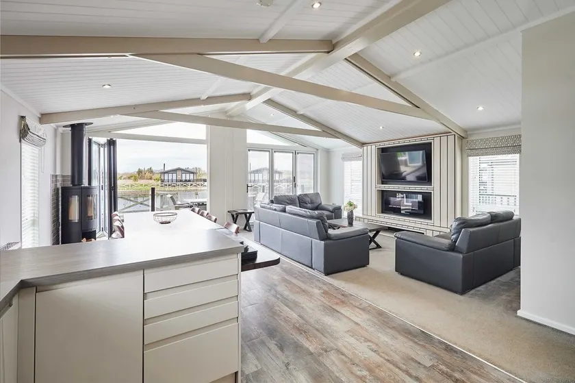 Host & Stay | Endeavour Lodge - Image 1