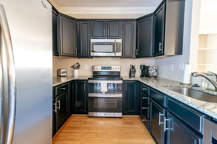 Cheerful 3-Bedroom Townhouse with King Bed - Image 1