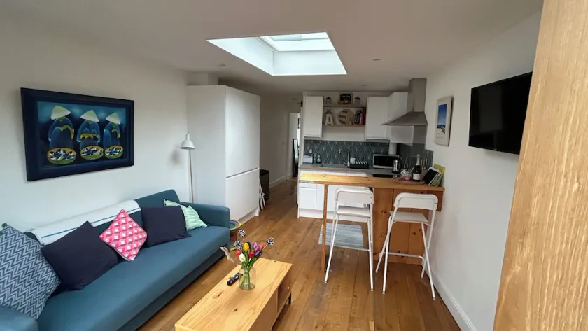 Gorgeous light annex 1 minute from the beach, v near Goodwood. Come  to the sea. - Image 1