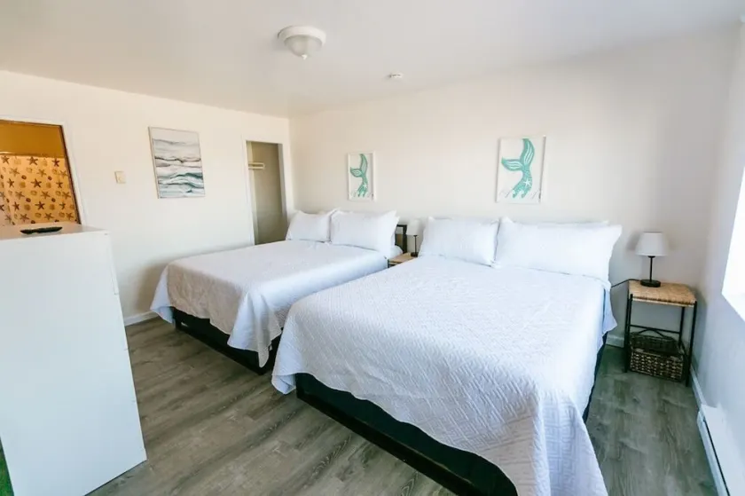 Cozy 2 Bedroom with Full Kitchen One Block from the Ocean!! - Image 1
