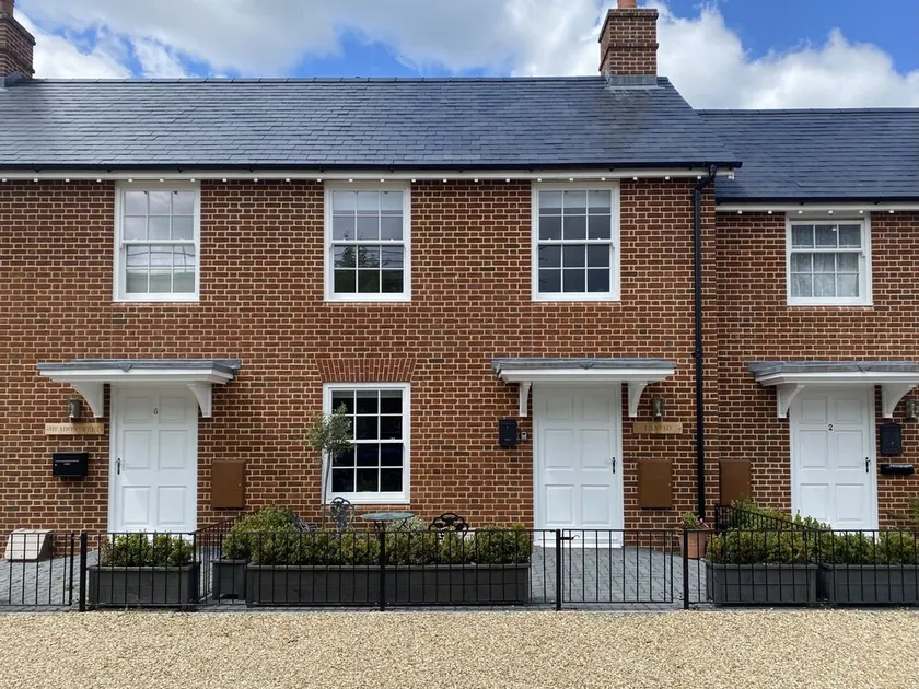 A stroll to Ringwood, near to New Forest & South Coast Beaches. Private Parking - Image 1