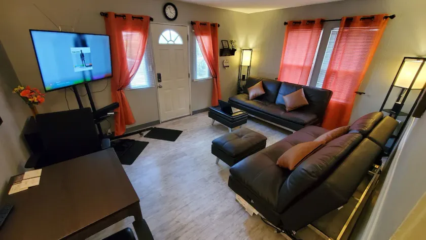 2 bedroom / 1 bath entire house across from the food trucks of the Aloha mall! - Image 1