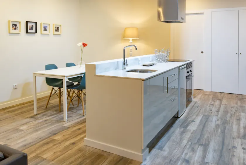 Very nice spacious house 10 minutes walk from the center or 3 minutes by subway - Image 1