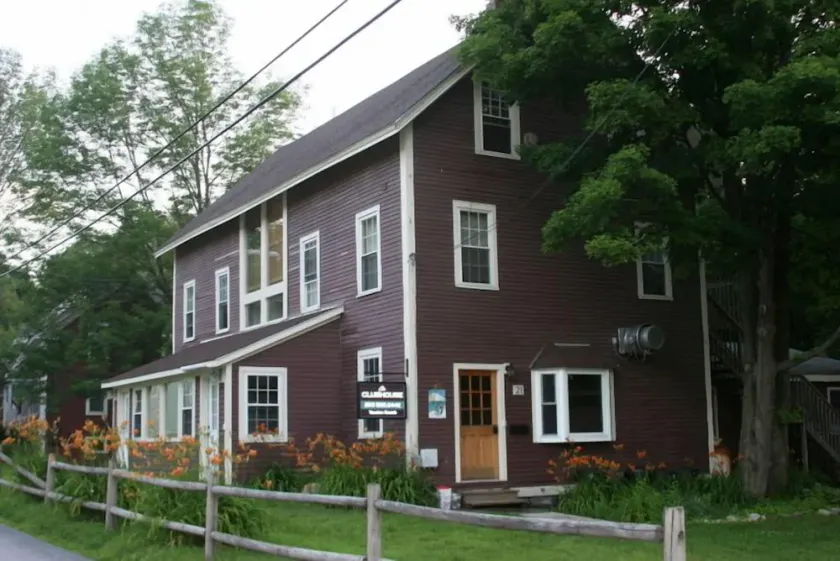 11 BR, 7 Bth, 1/2 mile to Okemo, Hot Tub, on Ski Shuttle, King Bed, Walk to Town - Image 1