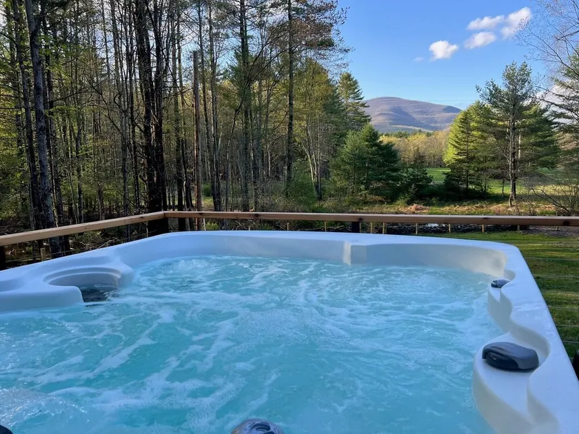 Modern Cottage w/ Amazing Views & Hot Tub - Image 1