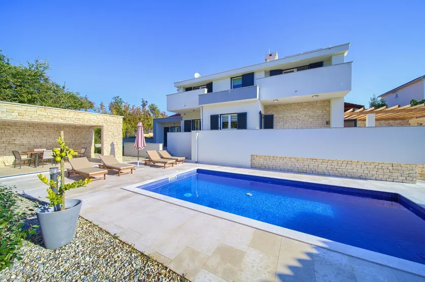 Moradia nova com piscina, churrasqueira, perto da praia de areia, localização tranquila - Image 1