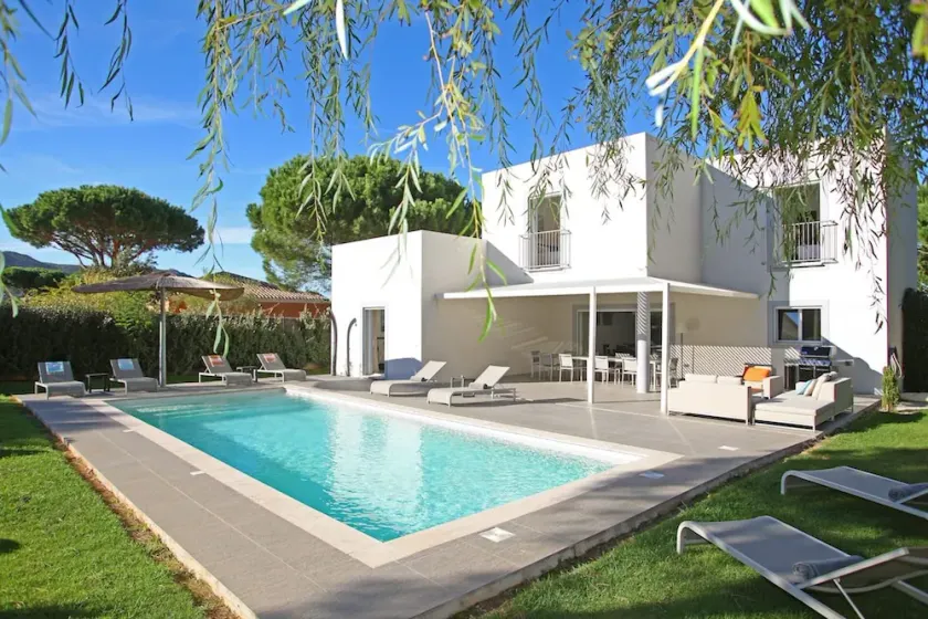 Luxury Modern Villa with 6 Bedrooms featuring a Private Pool, Garden, Parking & SPA - Image 1