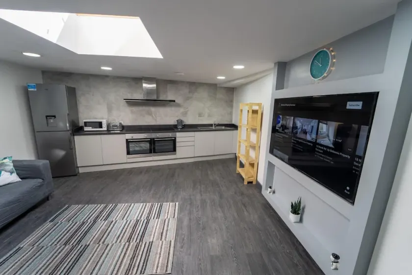 Fully Serviced studio available close to the city - Image 1