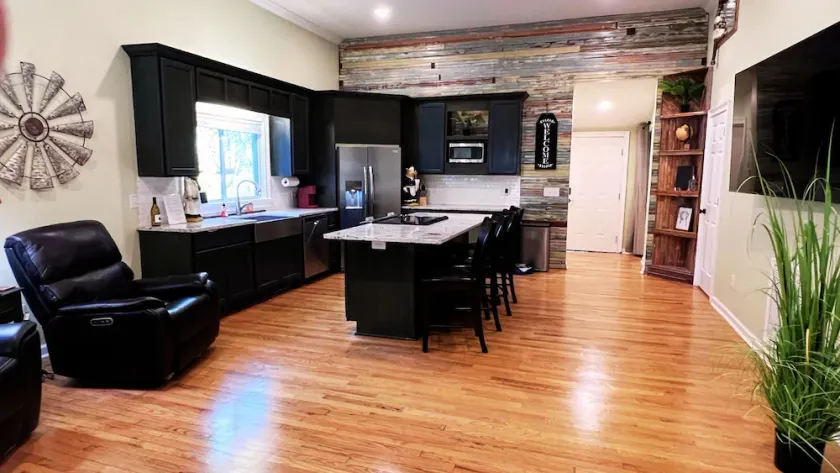 Home Near USC, Perfect for Families & Graduations - Deja Blues  - Image 1