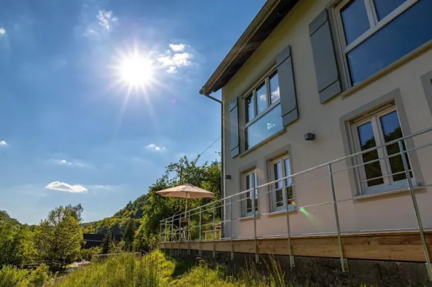 Ferienhaus auf dem Land mit Kamin, Sauna, atemberaubenden Blick ins Tal, mehrere Terrassen, 1500qm Grundstück 1,6m hoch eingezäunt. - Image 1