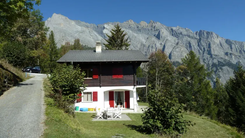 Amplia casa con vistas impresionantes en el centro de Valais (Suiza) - Image 1