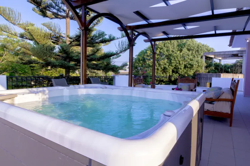Villa a due piani con quattro camere da letto, ottima posizione, vasca idromassaggio all'aperto, piscina e giardino! - Image 1