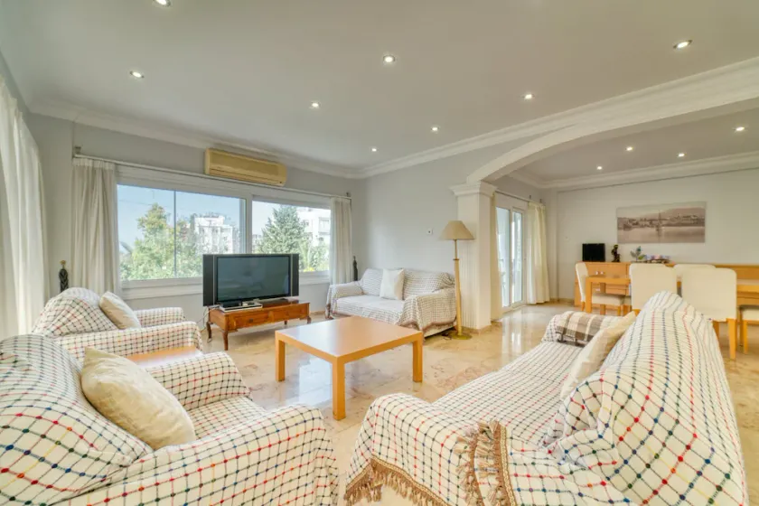 Spacious 3-bedroom apt., center of Kyrenia, sleeps 6, 5-star satisfaction rates - Image 1