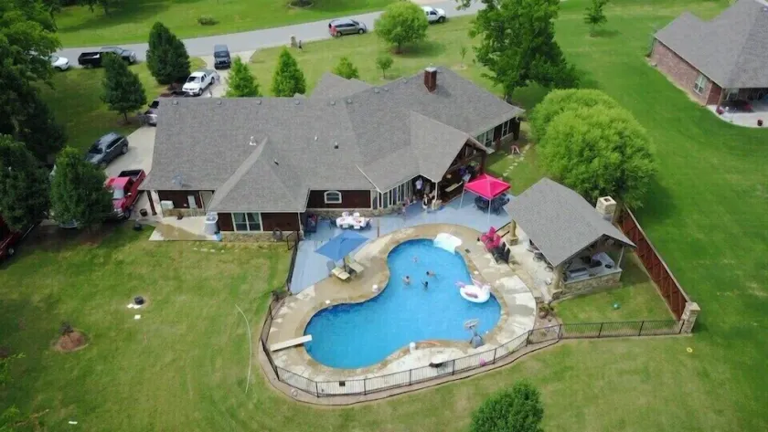 3-bedroom Rustic Charm Home Outdoor Kitchen, pool. Hot Tub + 2 fireplaces - Image 1